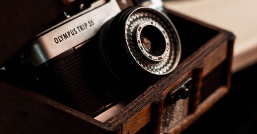Photo Gift - Retro photo camera in classic chest