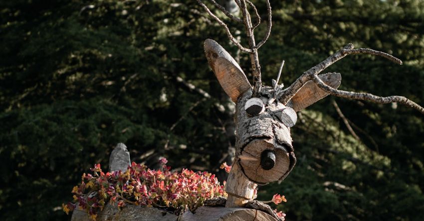 DIY Scrapbook - A wooden reindeer with flowers in its mouth